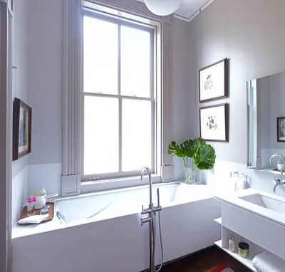 Ванная комната с крашенными стенами: использование текстиля и аксессуаров