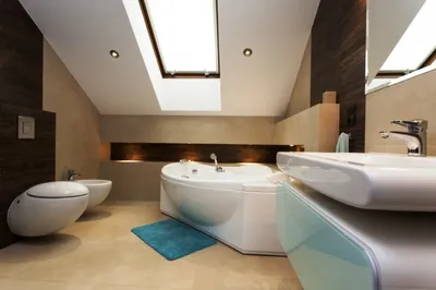 Скачать бесплатно фото ванной комнаты на мансардном этаже