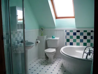 Фото ванной комнаты на мансардном этаже с выбором размера