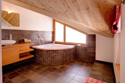 Уникальный интерьер ванной комнаты на мансардном этаже: вдохновение для создания уютного пространства