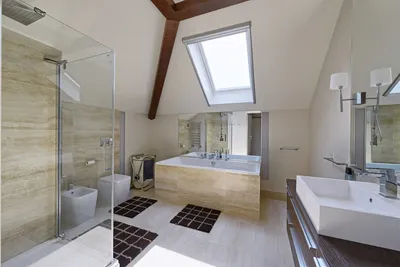 Фото ванной комнаты на мансардном этаже в Full HD качестве
