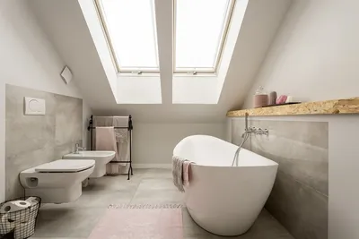 Фото ванной комнаты на мансардном этаже в 4K разрешении