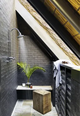 JPG фото ванной комнаты на мансардном этаже