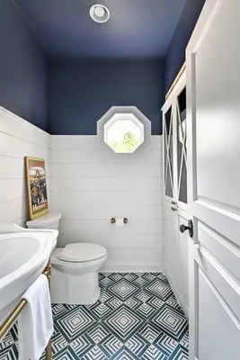 Изображение ванной комнаты обшитой вагонкой в WebP формате