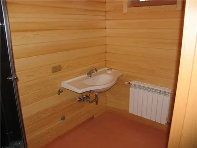 Изображение ванной комнаты обшитой вагонкой в высоком разрешении