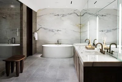Ванная комната с мраморной плиткой: дизайнерские фото
