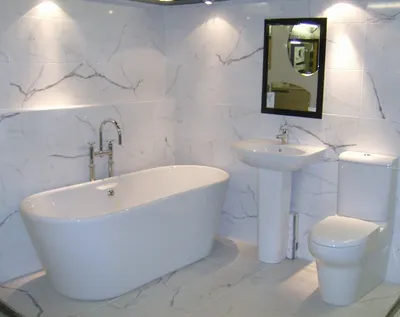 Идеи дизайна ванной комнаты с плиткой под мрамор: фото