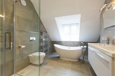 4K изображение ванной комнаты в мансарде для скачивания в JPG
