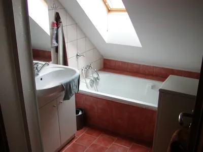 Фото ванной комнаты в мансарде: скачать бесплатно в формате JPG
