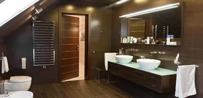 Ванная комната в мансарде с элегантным интерьером