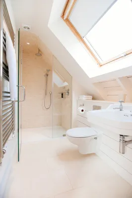 Фотография стильной ванной комнаты в мансарде
