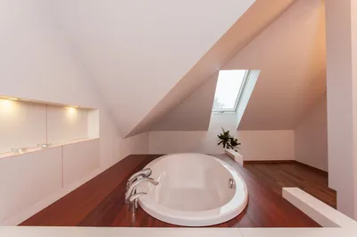 Ванная комната в мансарде с удивительным видом