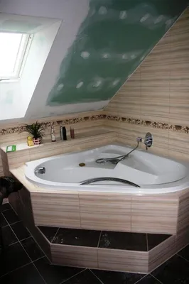 Уникальная ванная комната в мансарде с фотографией
