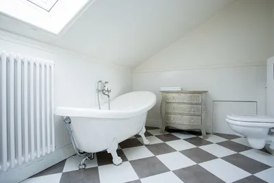 Фотография стильной ванной комнаты в мансарде с потрясающим видом