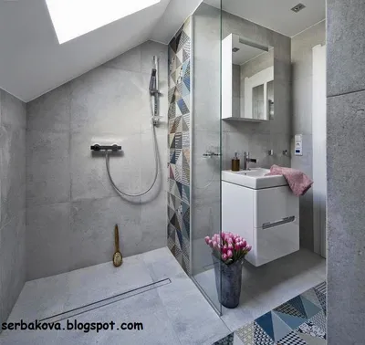 Мансардная ванная комната с уютной атмосферой на фото
