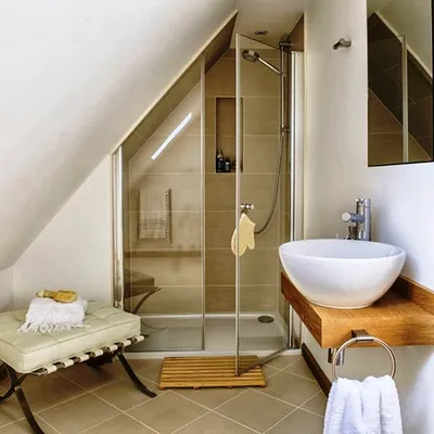 Изображение ванной комнаты в мансарде в формате WebP