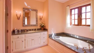 Фотография яркой ванной комнаты в оранжевом стиле