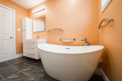 4K фото ванной комнаты в оранжевом цвете