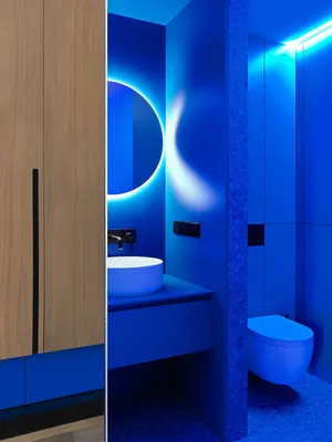 Ванная комната в синих тонах с минималистичным дизайном