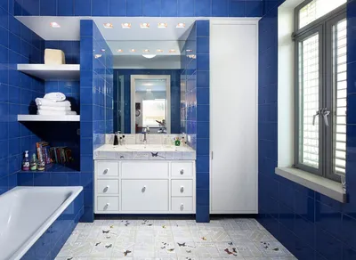 Ванная комната в синих тонах с удобной мебелью