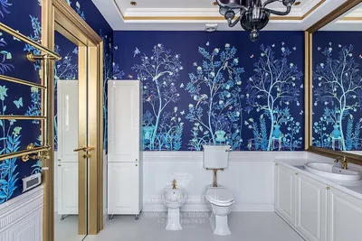 Ванная комната в синих тонах с просторным душем