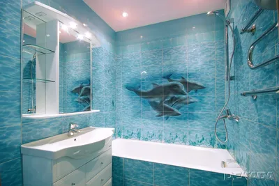 Ванная комната в синих тонах с яркими плитками