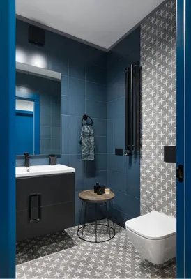Ванная комната в синих тонах с просторным зеркалом