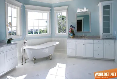 Ванная комната в синих тонах с эргономичным дизайном