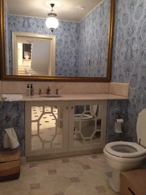 Ванная комната в стиле ретро с винтажными светильниками: фото