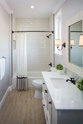Ванная комната в стиле ретро с ретро-полками: фото
