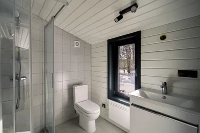 Ванная комната в загородном доме: гармония и природные материалы