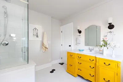 Ванная комната желтого цвета на фото