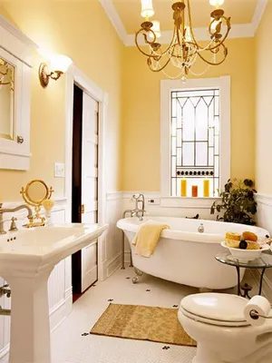 Изображение ванной комнаты с желтым дизайном