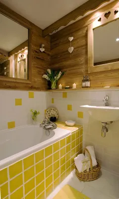 Фотографии ванной комнаты с модным желтым интерьером