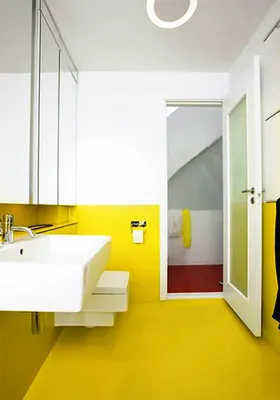 Фото ванной комнаты с яркими желтыми аксессуарами