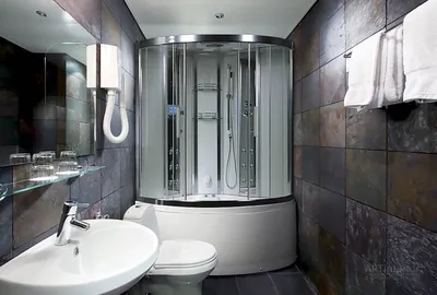 Роскошная ванная комната с душевой кабиной