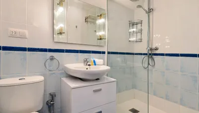 Современная ванная комната с поддоном и стеклянной дверью