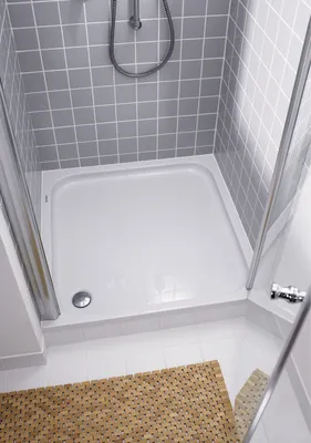 Роскошная ванная комната с поддоном и мраморными отделками