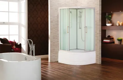 Удобная ванная комната с поддоном и просторным душем
