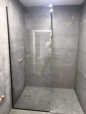 Фото ванной комнаты с поддоном и каменными элементами