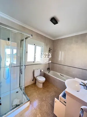 Современный дизайн ванной с поддоном на фото