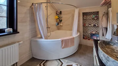Новое изображение ванной комнаты с угловой ванной в HD качестве