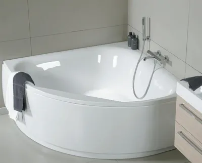 Фото ванной с угловой ванной и стильным интерьером