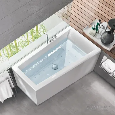 Фото ванной с угловой ванной и акцентами в интерьере