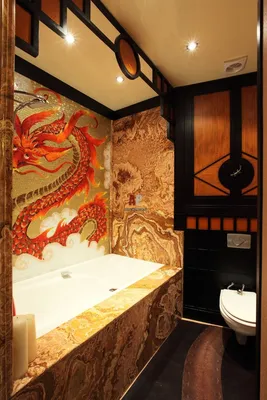 Ванная комната в японском стиле с просторным душем и ванной