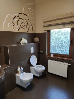 Ванная комната с уютным освещением в коричневых оттенках