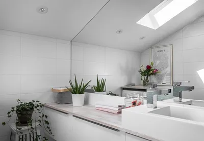 Ванная комната в скандинавском стиле с использованием ярких плиток