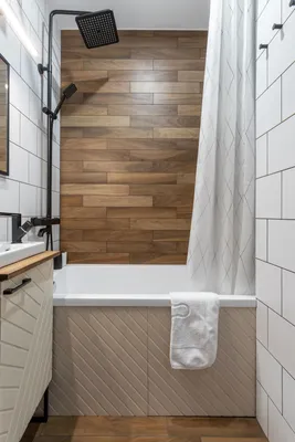 Ванная комната в скандинавском стиле с использованием мебели из натурального дерева