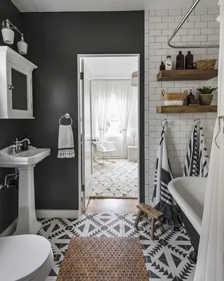 Фото ванной комнаты в скандинавском стиле с использованием светлых штор