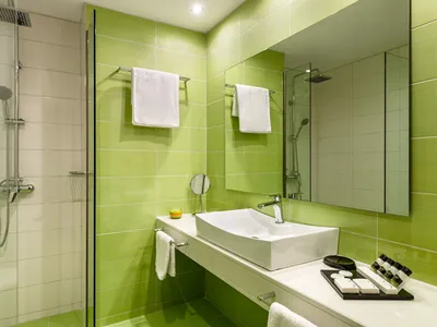 Арт-фото ванной комнаты в зеленых оттенках